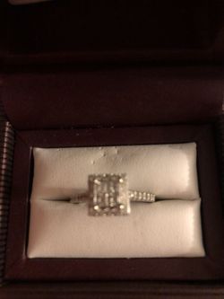 Engagement Ring 2k diamond size 7