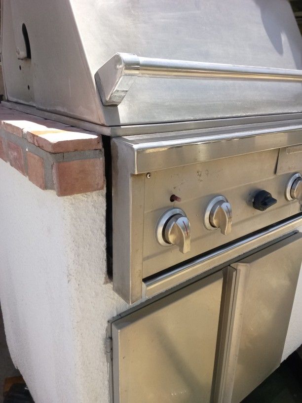 Outdoor BBQ Island w/LYNX Grill