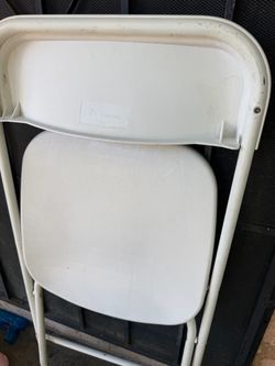 Silla plegable de metal blanco