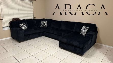 BRAND NEW OVERSIZED SECTIONAL