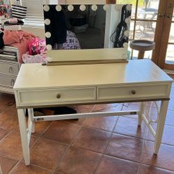 Lighted Make Up Vanity