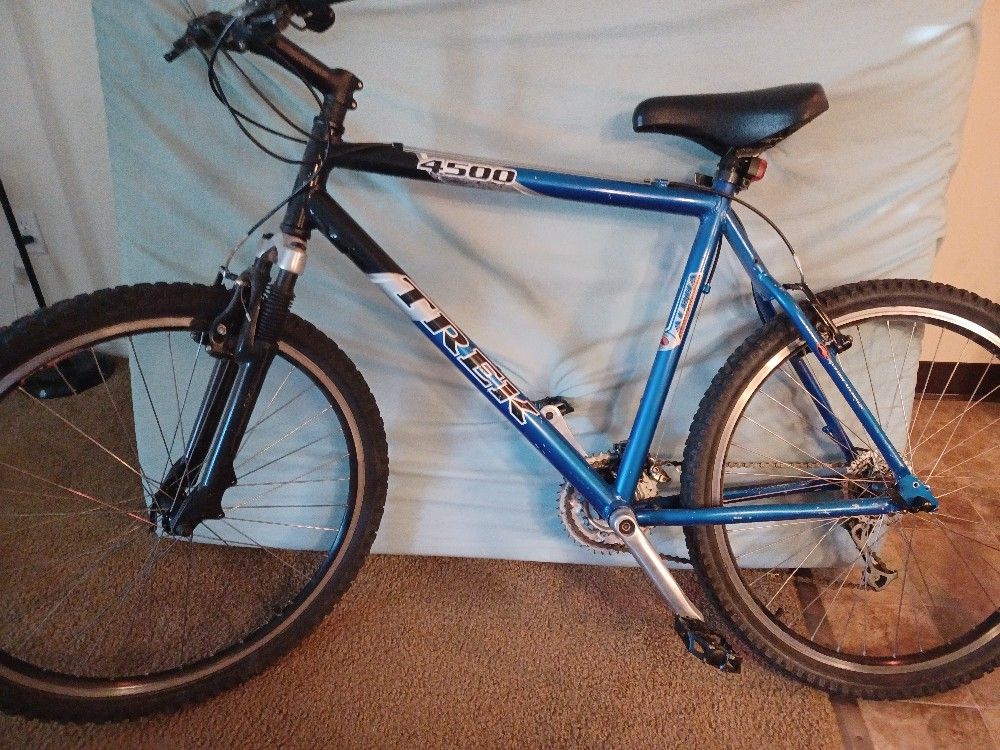 STOLEN 82nd and Flavel Trek 4500