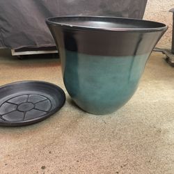 Large Indoor/Outdoor Garden Pot And Saucer