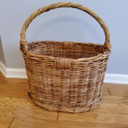 A Nice Basket That You Could Do Alot With.   Size  .  21"×  19 X  22 .
