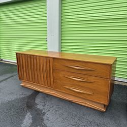 Mid-Century Italian Modern Walnut Cabinet / Dresser, Style of Gio Ponti