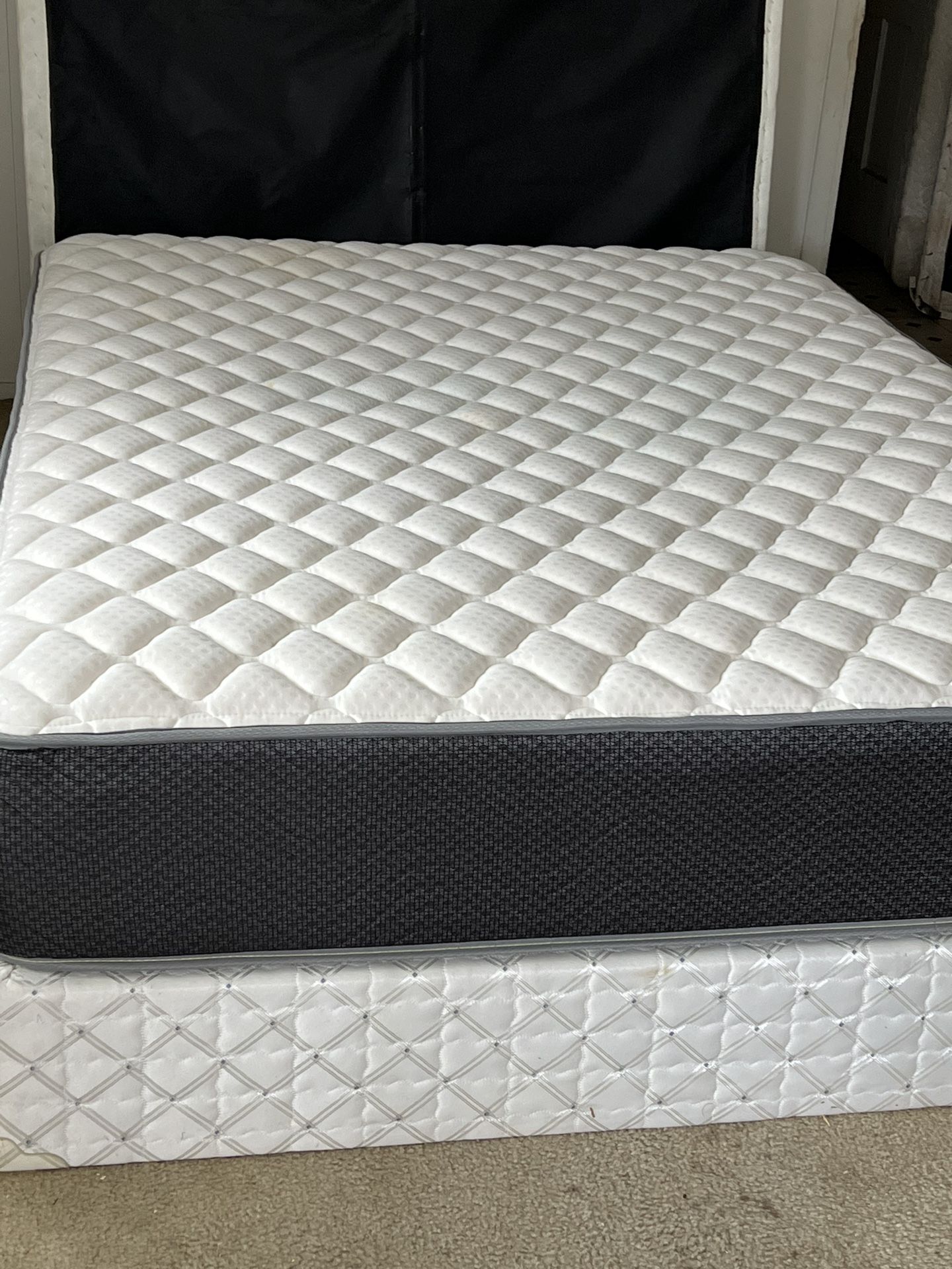 USED QUEEN SIZE MATTRESS WITH BOX SPRING DELIVERY AVAILABLE for Sale in San Antonio, TX OfferUp