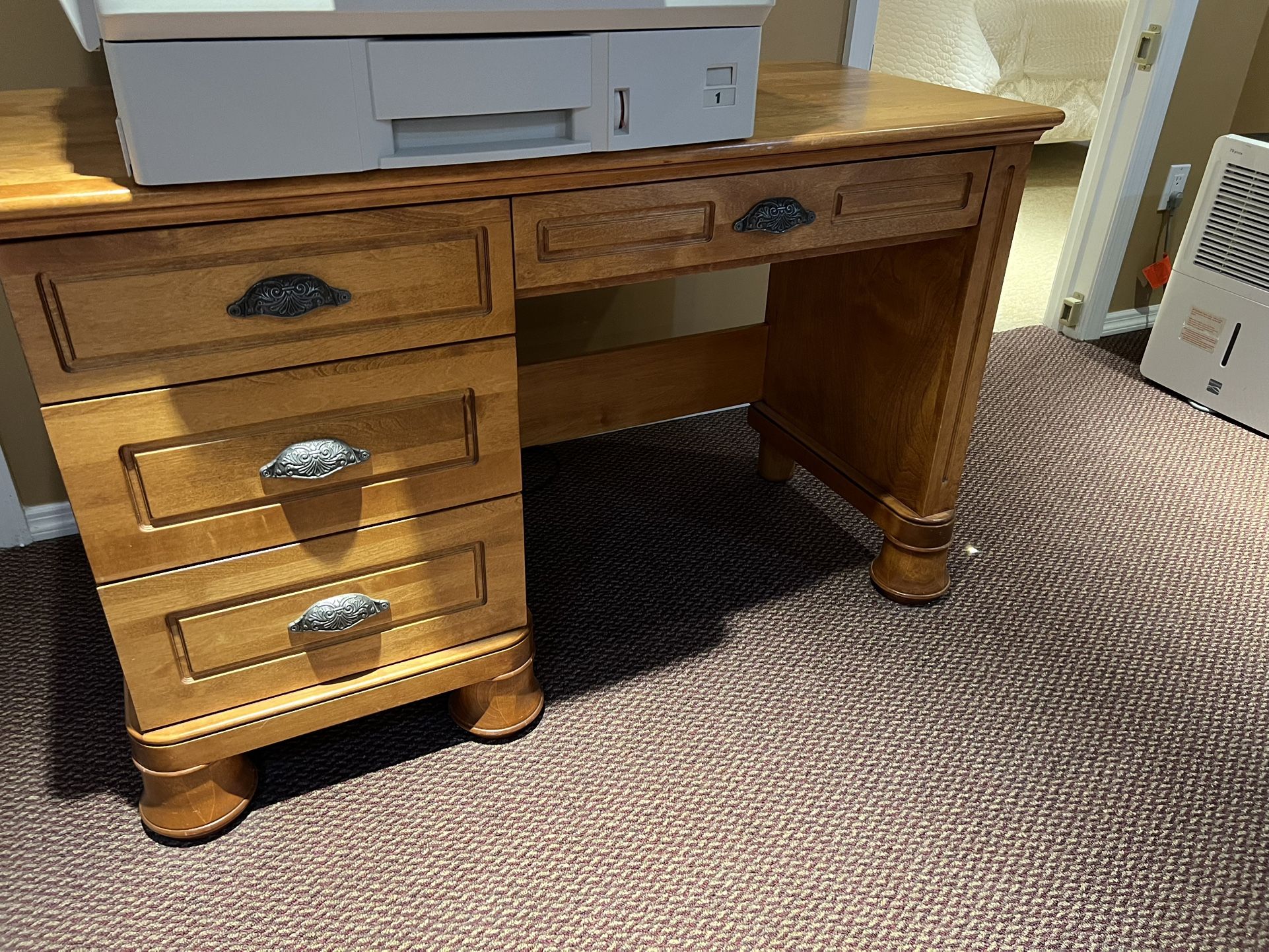 Solid Wood Desk / Must Go Moving ASAP !