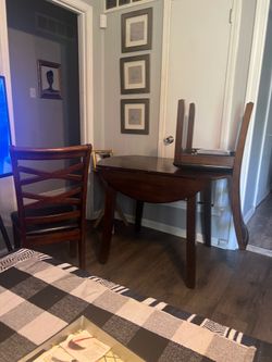 Circleville round table with two chairs