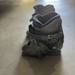 Good Condition Kids Ski Boots Size 215mm. Fits Sizes 2.5-3