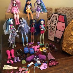 Bundle of 7 Monster High Dolls Plus Lots Of Accessories