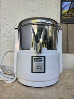 New Waring Commercial juice Extractor heavy duty 3600 RPM Induction motor, great for a restaurant, juice bar
