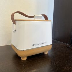 Frigidaire  Retro Mini Fridge in White Cork 6 Can