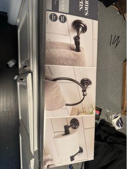 Bathroom hardware set