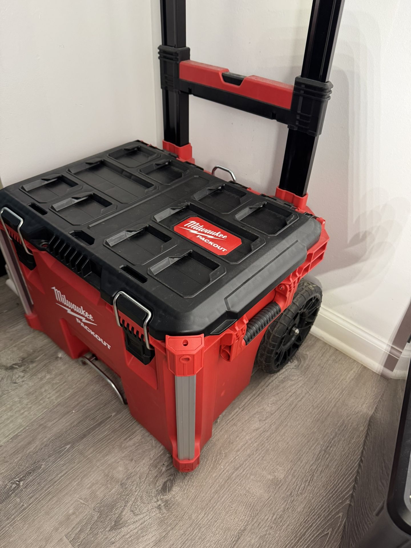 Milwaukee PACKOUT 22 in. Rolling Low Profile Handle Tool Box Black/Red