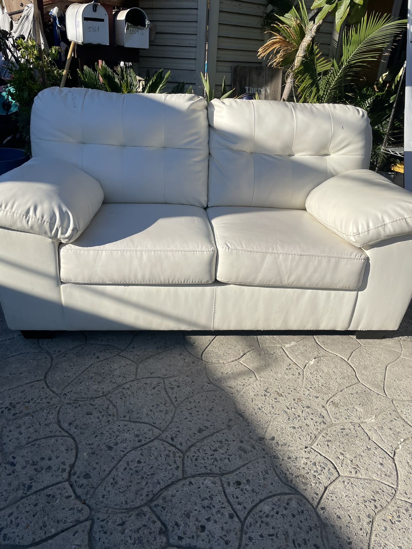 BEAUTIFUL WHITE COUCH