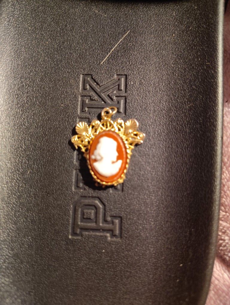VINTAGE 18K YELLOW GOLD SHELL CAMEO BROOCH PENDANT