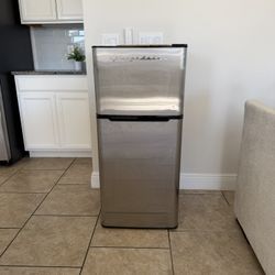 Frigidaire Mini Refrigerator