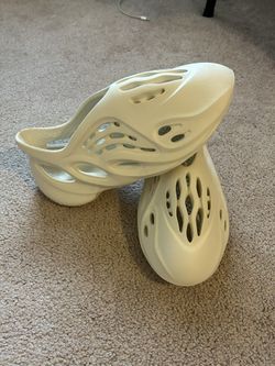 Yeezy Foam Runners Beige Size 9