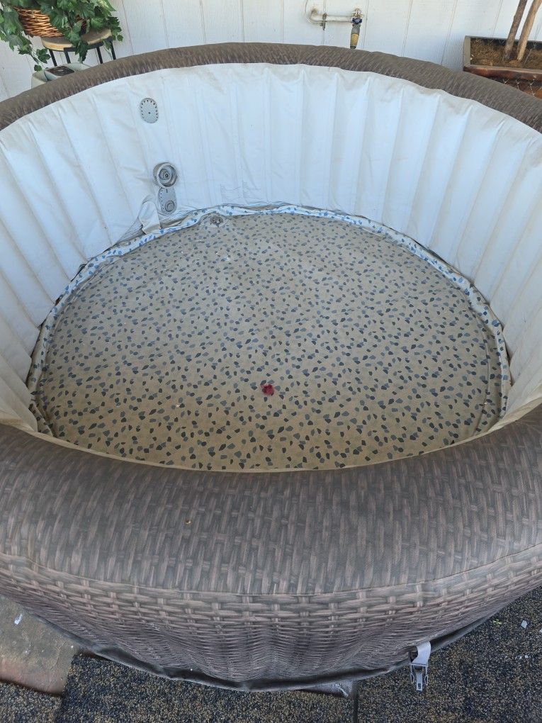 Salusa Portable 7 Person Spa