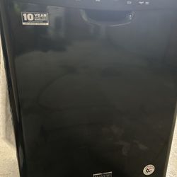 Black Maytag Dishwashing Machine