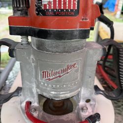 Milwaukee's heavy-duty, 3-1/2 max hp fixed-base production router, model 5625-20, features a powerful 15 amp Milwaukee-built motor with electronic var