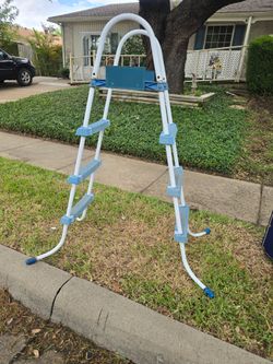 Swimming pool ladder