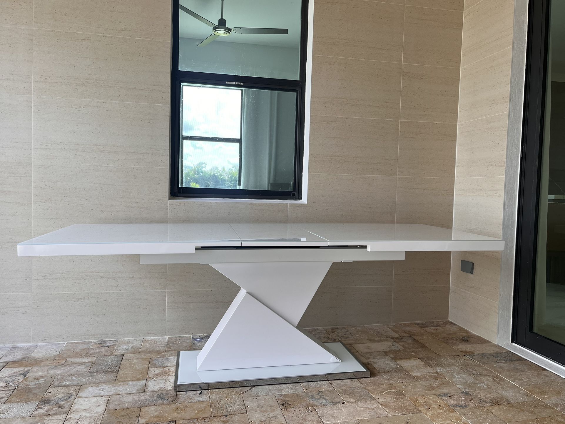 White dining Table Great Condition Almost New 