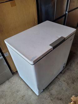 Like New Midea 7 cu ft Chest Freezer