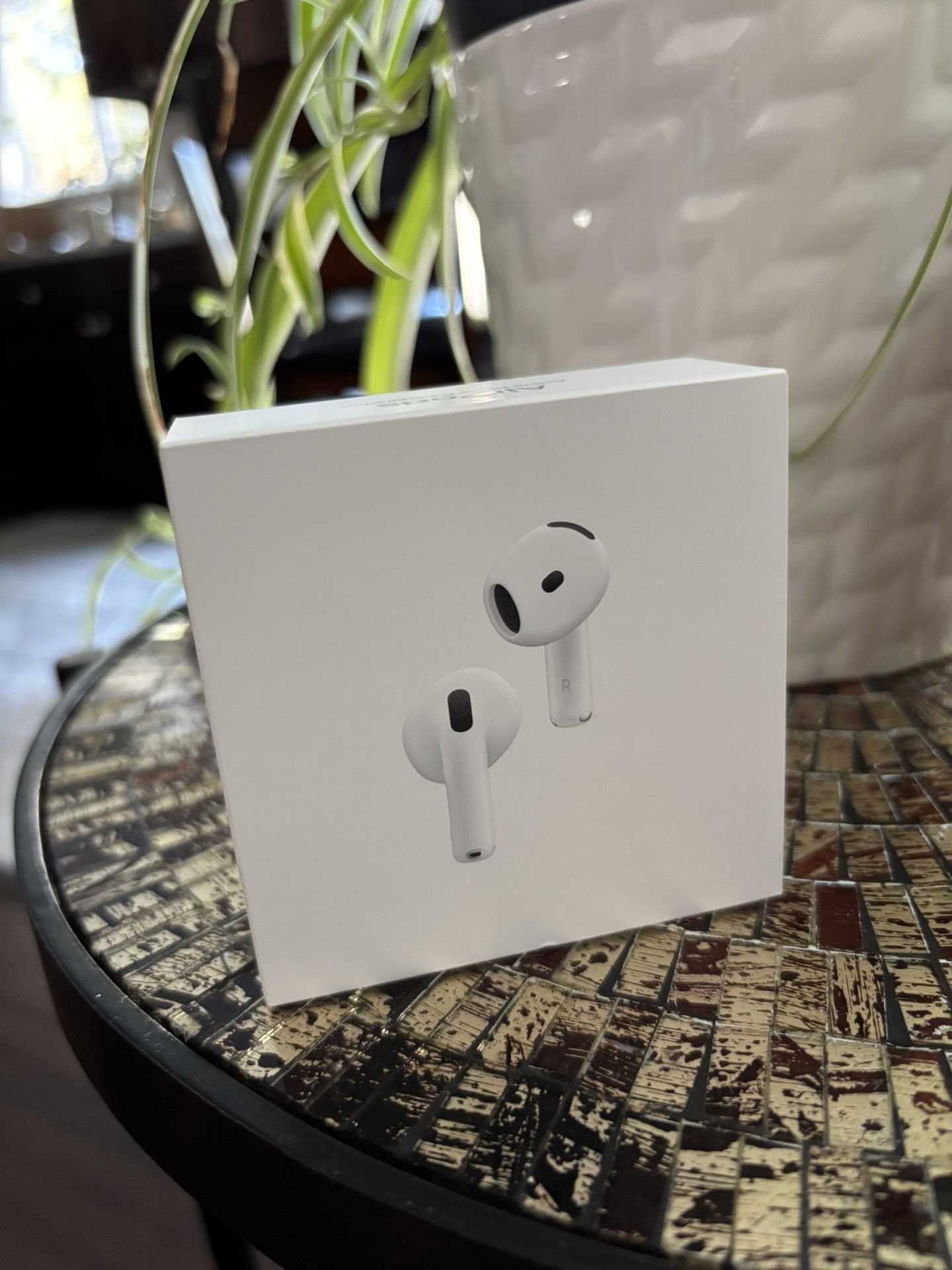 AirPods 4 whit Active Noise Cancellation
