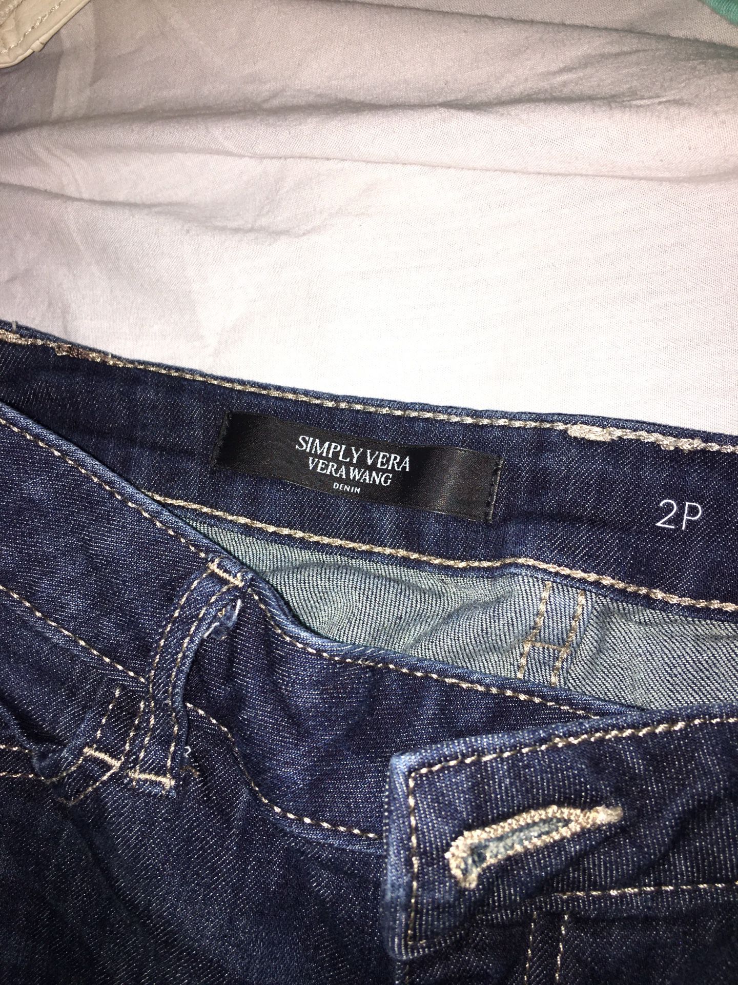 Woman’s Vera wang boyfriend jeans for Sale in Algona, WA - OfferUp