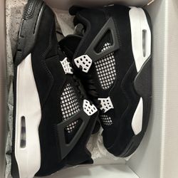 DS Jordan 4 white thunder men’s size 9.5, 10, 10.5, And 12 . Gs size 4.5y
