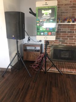 Mesas, sillas y rockolas