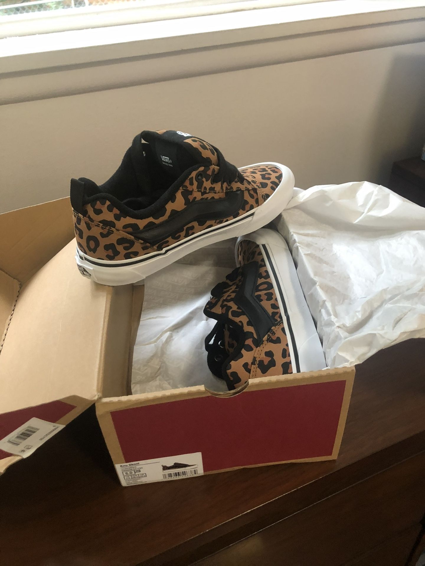 Brand NWT Vans Knu School, 7.5w