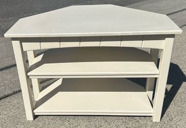 Corner table