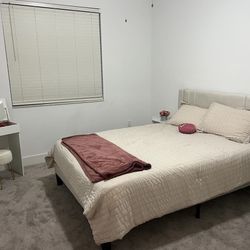 en venta CAMA, COLCHON, GAVETERO, TV, MAKEUP VANITY