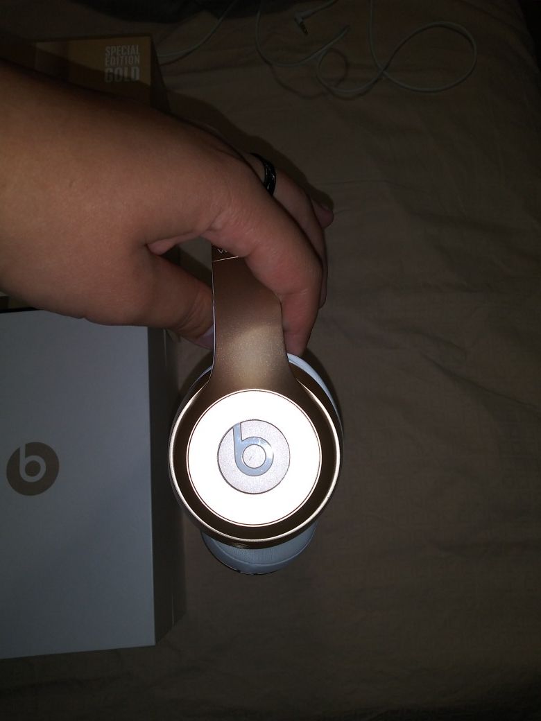 (GOLD) Beats solo 2 wireless