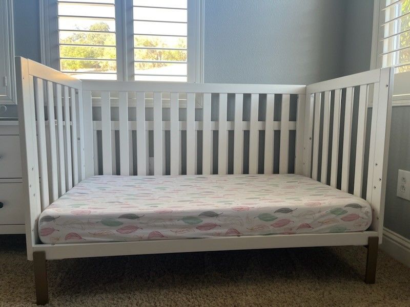 Baby Crib With Mattress 