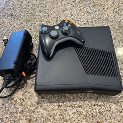 Xbox 360 Slim W/ 9 Games 