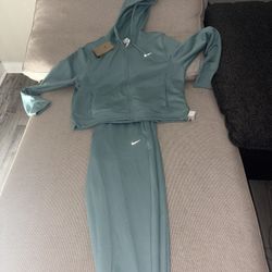 Large Nike Outfit 