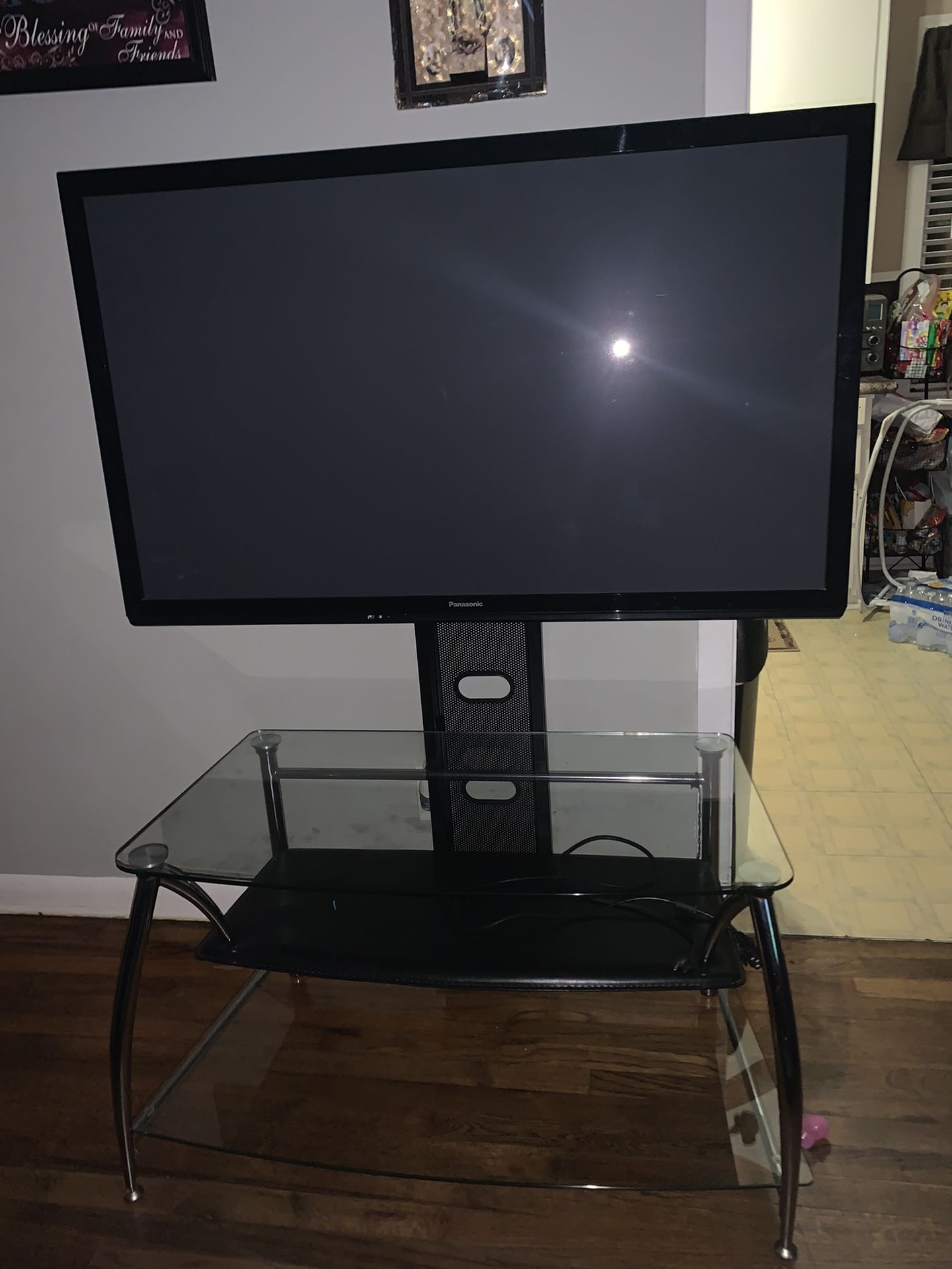 55” tv with roku comes with the stand