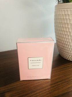 Tahari French Kiss women's perfume #fragrance floriental, floral, feminine, pink packaging, sophisticated, elegant, spritz, parfum, Luxur