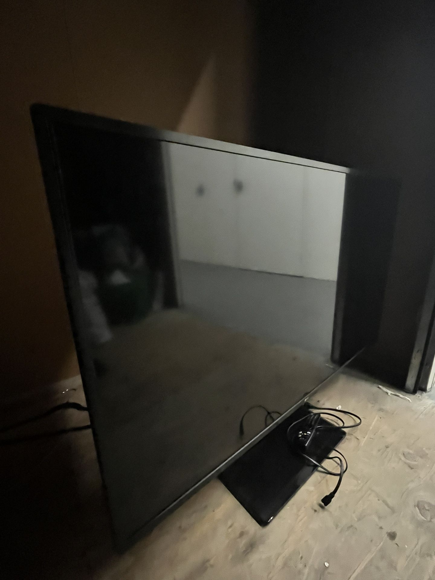 50 Inch Lg Smart Tv With Cable And Remote And Stand
