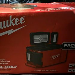 Milwaukee
M18 Light Built-In Charger