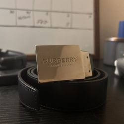 Burberry w reversible buckle. Size 32