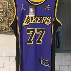 Men’s Luka Doncic Lakers Jersey Size L.
