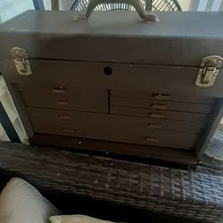 This vintage Kennedy Kits 520 machinist chest