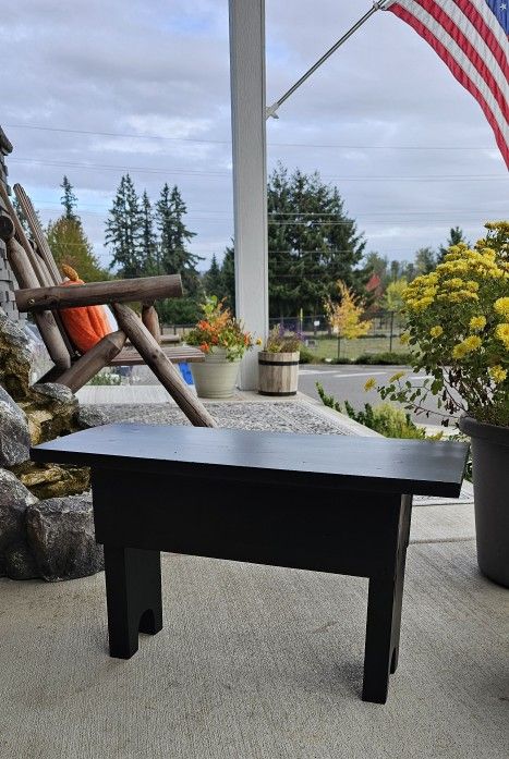 Black vintage bench π€