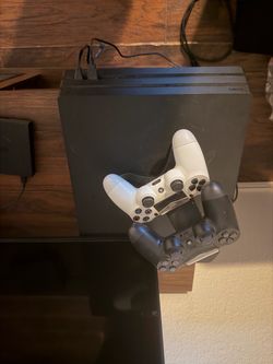 PS4 Pro 1TB/2 controllers/charging stand