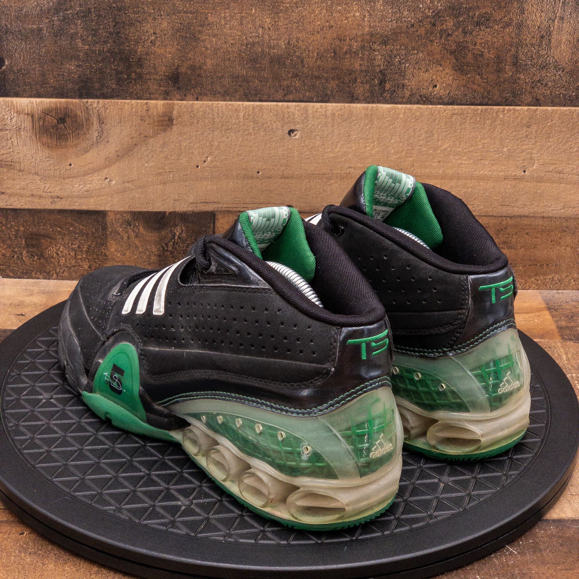 ADIDAS BOUNCE COMMANDER GARNETT KG BLACK GREEN 2008 TITLE VTG HIGH SIZE 11 for Sale in Omaha NE OfferUp