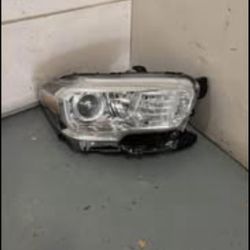 2016-2021 Toyota Tacoma Halogen OEM RH Passenger Side Headlight Assembly